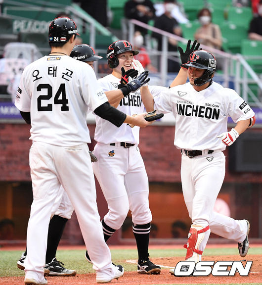 6회말 1사 만루에서 SSG 김성현이 좌월 만루 홈런을 치고 홈에서 동료들의 축하를 받고 있다. 2021.07.11 /sunday@osen.co.kr