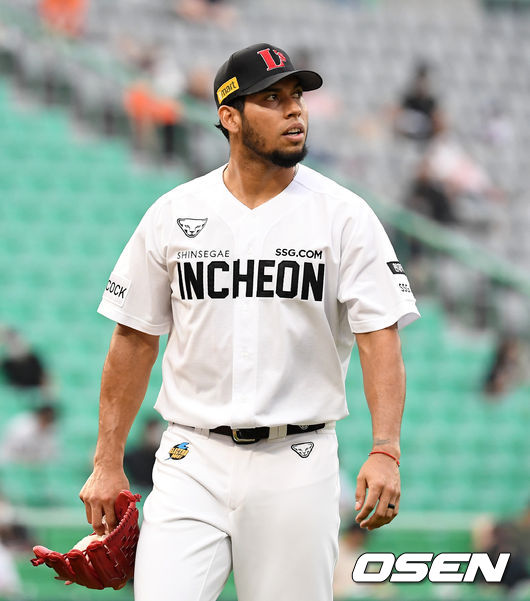 7회초 수비를 마친 SSG 폰트가 더그아웃으로 가고 있다. 2021.07.11 /sunday@osen.co.kr