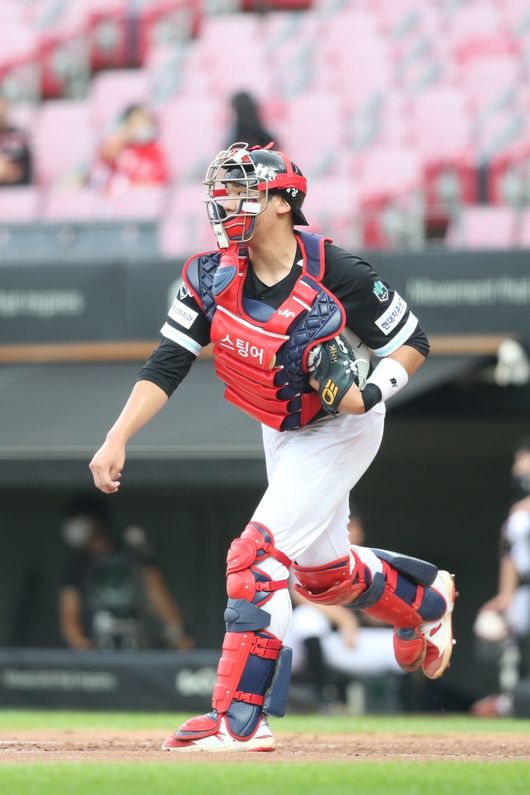 KIA 신인 권혁경이 11일 KT 위즈와의 광주경기에서 포수 마스크를 쓰고 데뷔전을 치렀다./KIA 타이거즈 제공