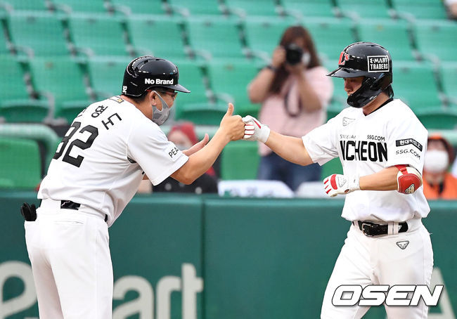 6회말 1사 만루에서 SSG 김성현이 좌월 만루 홈런을 치고 전형도 코치와 하이파이브를 하고 있다. 2021.07.11 /sunday@osen.co.kr