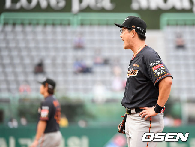 6회말 무사 1,2루에서 한화 이성열이 SSG 오태곤의 출루를 허용하고 아쉬워하고 있다. 2021.07.11 /sunday@osen.co.kr