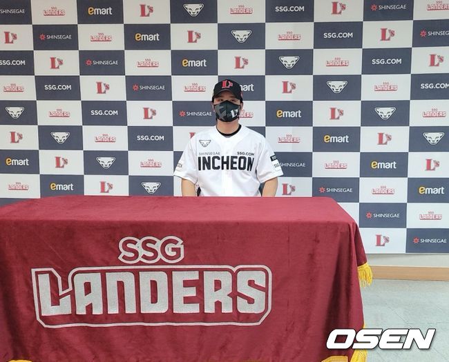 김성현은 11일 인천SSG랜더스필드에서 열린 ‘2021 신한은행 SOL KBO리그’ 한화 이글스와 시즌 12차전에서 역전 만루포를 터뜨렸다. 경기 후 인터뷰를 하고 있다. /knightjisu@osen.co.kr