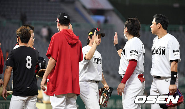 SSG는 11일 인천SSG랜더스필드에서 열린 ‘2021 신한은행 SOL KBO리그’ 한화 이글스와 시즌 12차전에서 8-2 역전승을 거뒀다. 지난 9일 한화와 주말 3연전 첫 날 3-9로 패하고 전날(10일) 1-3으로 져 2연패 중이었던 SSG는 올해 창단 후 첫 스윕패 위기를 면했다.경기 종료 후 SSG 선수들이 승리의 기쁨을 나누고 있다. 2021.07.11 /sunday@osen.co.kr