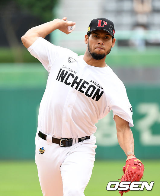 11일 오후 인천 SSG 랜더스필드에서 SSG 랜더스와 한화 이글스의 경기가 열렸다.1회초 무사에서 SSG 선발투수 폰트가 역투하고 있다. 2021.07.11 /sunday@osen.co.kr