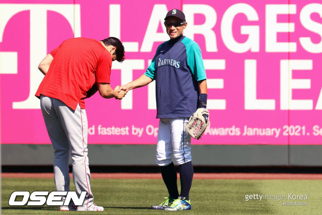 [사진] 11일(한국시간) T-모빌 파크에서 열린 시애틀과의 경기를 앞두고 대선배 이치로 스즈키를 찾아가 90도 인사를 하고 있는 LA 에인절스의 오타니 쇼헤이.ⓒGettyimages(무단전재 및 재배포 금지)