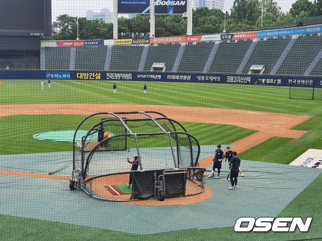 11일 잠실구장에서 두산 김재환, 박건우, 박세혁, 허경민이 배팅 훈련을 실시하고 있다. /orange@osen.co.kr 