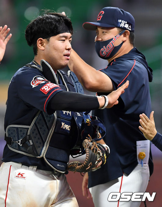 롯데는 2일 인천SSG랜더스필드에서 열린 ‘2021 신한은행 SOL KBO리그’ SSG 랜더스와 시즌 5차전에서 6-5 승리를 거뒀다. 연장 10회 접전 끝에 지시완이 찬스를 놓치지 않았다.결승타를 친 롯데 지시완과 최현 감독대행이 인사를 나누고 있다. 2021.07.02 / dreamer@osen.co.kr