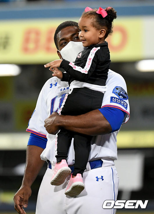 삼성이 연이틀 한화를 잡고 위닝시리즈를 확보했다. 삼성은 23일 대구삼성라이온즈파크에서 열린 2021 신한은행 SOL KBO리그 한화와의 홈경기를 3-0 승리로 장식했다.경기 종료 후 삼성 피렐라와 딸 아이타나가 즐거워하고 있다. 2021.06.23 /ksl0919@osen.co.kr