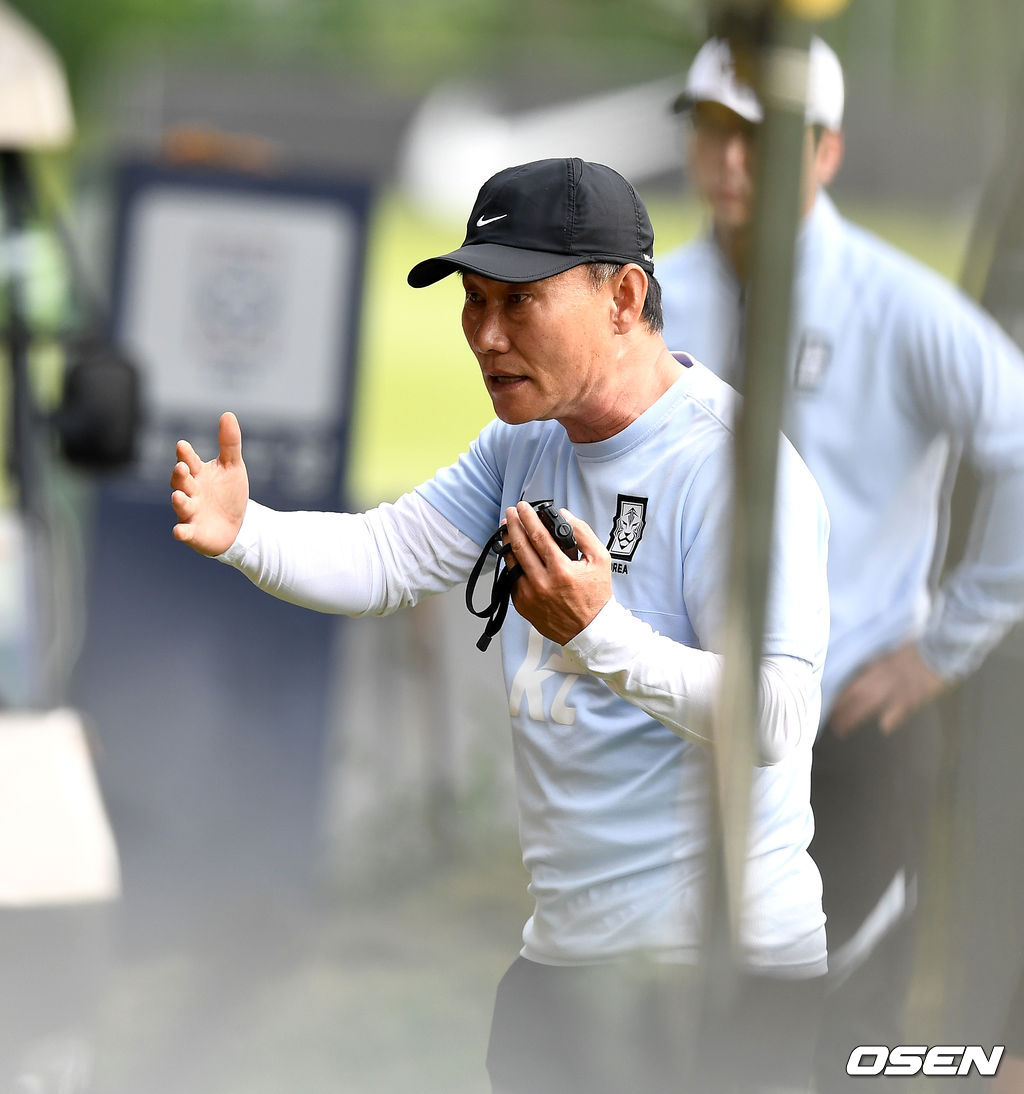 훈련 시작을 앞두고 올림픽 축구대표팀 김학범 감독이 선수들과 미팅을 갖고 있다. 2021.07.06 / dreamer@osen.co.kr