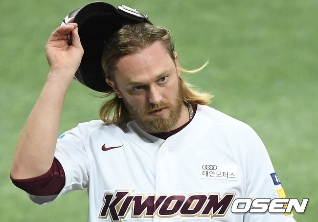 키움 모터가 더그아웃으로 향하고 있다. /cej@osen.co.kr