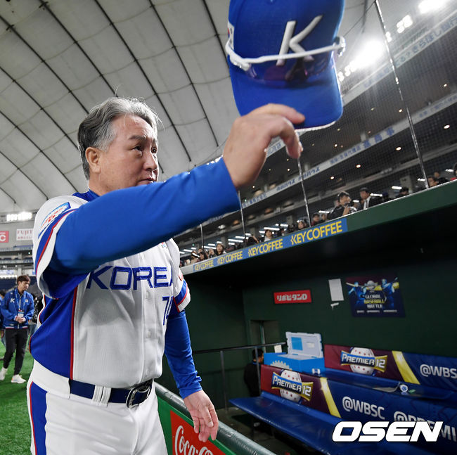 김경문 감독이 이끄는 15일 일본 도쿄돔에서 열리는 ‘2019 WBSC 프리미어 12’ 슈퍼라운드 3차전 멕시코와의 경기에서 7-3으로 승리했다.한국은 7-3으로 이날 경기를 잡으면서 결승 진출 확정과 함께 올림픽 진출 티켓을 잡았다. 동시에 초대 대회에 이어 대회 2연패 전망을 밝히면서 ‘야구 강국’의 자존심을 한 번 더 지킬 수 있게 됐다.김경문 감독이 팬들에게 인사를 하고 있다. /youngrae@osen.co.kr
