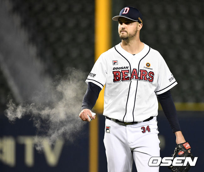 두산 선발 로켓이 이닝을 마치고 더그아웃으로 향하며 로진을 쥐고 있다. / dreamer@osen.co.kr