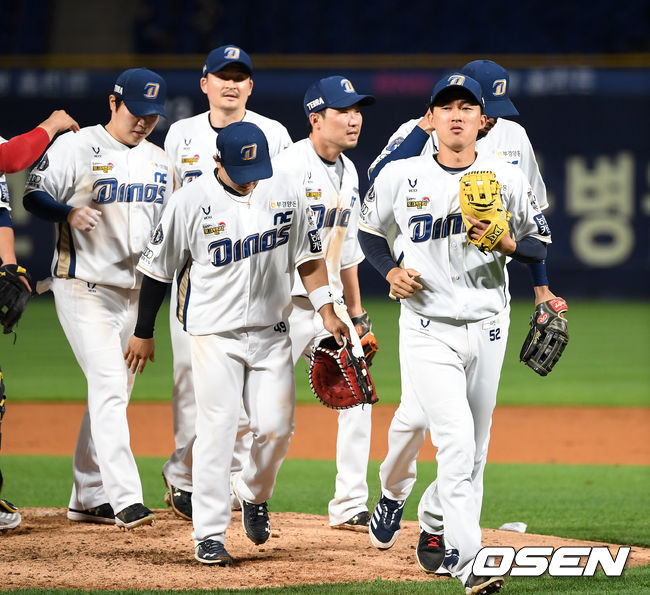 경기 종료 후 NC 선수들이 승리의 기쁨을 나누고 있다. /sunday@osen.co.kr