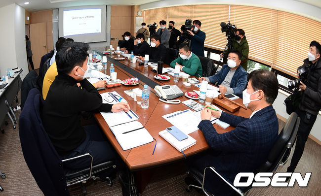 류대환 KBO 사무총장과 10개 구단 단장들이 회의를 진행하고 있다. /jpnews@osen.co.kr