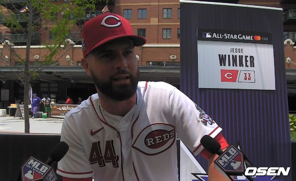 [사진] 13일(한국시간) 올스타 게임 미디어 데이에 참가한 신시내티의 제시 윈커가 자신의 등번호 33번이 아닌 행크 아론의 44번을 달고 인터뷰를 하고 있다. <mlb.com 영상 캡처>