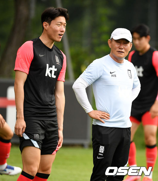 김학범 감독이 훈련을 지켜보며 황의조와 이야기를 나누고 있다. 2021.07.02 /jpnews@osen.co.kr