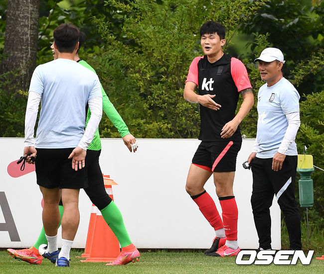 올림픽대표팀 김민재와 김학범 감독이 훈련 중 대화를 나누고 있다. 2021.07.05 / dreamer@osen.co.kr