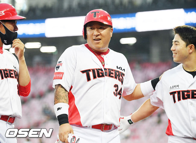 OSEN=광주, 민경훈 기자] 7월 1일 오후 광주 KIA 챔피언스필드에서 ‘2021 신한은행 SOL KBO리그’ KIA 타이거즈와 NC 다이노스의 경기가 열렸다. 4회말 2사 주자 2,3루 KIA 최형우가 우익수 오른쪽 2타점 적시 2루타를 날린 후 4회말을 마치고 덕아웃으로 향하며 축하를 받고 있다. 2021.07.01 / rumi@osen.co.kr