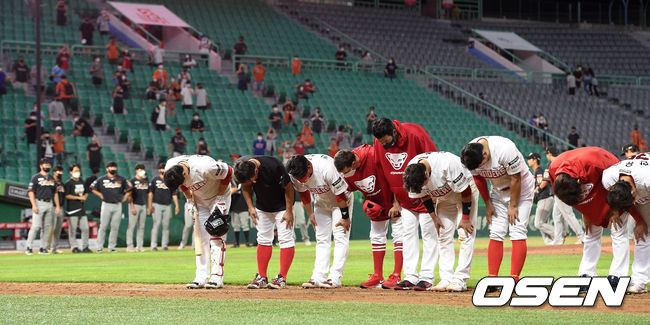 한화는 9일 인천SSG랜더스필드에서 열린 ‘2021 신한은행 SOL KBO리그’ SSG와 시즌 10차전에서 9-3 완승을 거뒀다. 한화는 최근 3연패 사슬을 끊었고 선발 등판한 외국인 투수 라이언 카펜터는 SSG전 부진을 씻었다.경기 종료 후 SSG 선수들이 관중석을 향해 인사를 하고 있다. 2021.07.09 /sunday@osen.co.kr