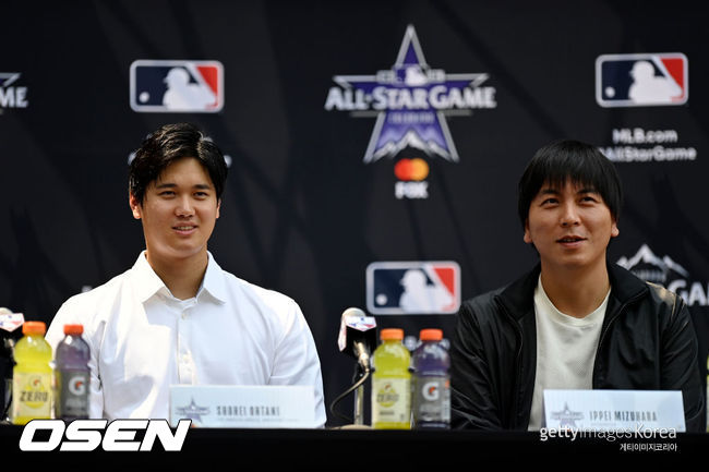 [사진] 오타니 쇼헤이(왼쪽)와 그의 통역 미즈하라 잇페이 2021.07.13 ⓒGettyimages(무단전재 및 재배포 금지)