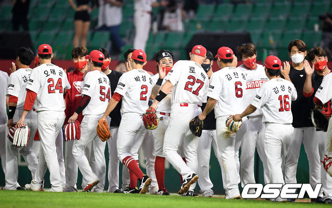 SSG는 23일 인천SSG랜더스필드에서 열린 ‘2021 신한은행 SOL KBO리그’ LG 트윈스와 시즌 8번째 맞대결에서 7-4 역전승을 거뒀다. 전날(22일) 1-14 대패를 당한 SSG가 설욕에 성공했다.경기 종료 후 SSG 선수들이 승리의 기쁨을 나누고 있다. 2021.06.23 /sunday@osen.co.kr