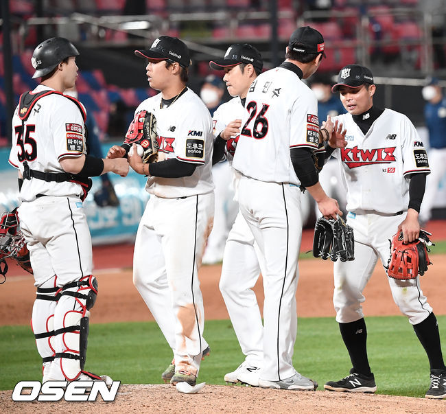 경기를 마치고 KT 선수들이 마운드 위에서 하이파이브를 하고 있다./rumi@osen.co.kr