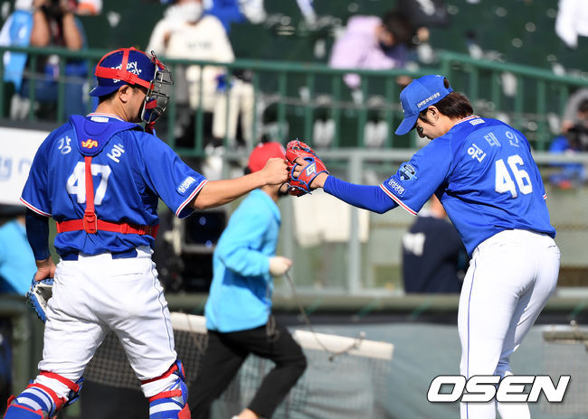 18일 오후 부산 사직야구장에서 ’2021 신한은행 SOL KBO 리그' 롯데 자이언츠와 삼성 라이온즈의 경기가 열렸다.7회말 2사 1,2루에서 삼성 원태인이 롯데 이병규를 내야땅볼로 처리하고 마운드를 내려가며 강민호와 하이파이브를 하고 있다. /sunday@osen.co.kr