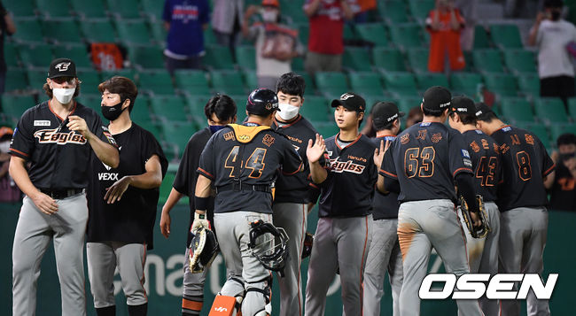 한화 선수들이 승리의 기쁨을 나누고 있다. 2021.07.09 /sunday@osen.co.kr