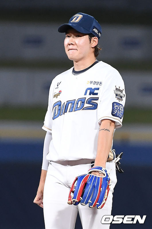 7회초 1사 주자 1,2루 두산 정수빈의 2루수 앞 땅볼때 포구 실책을 범한 NC 2루수 박민우가 아쉬워하고 있다. 2021.06.02 /rumi@osen.co.kr