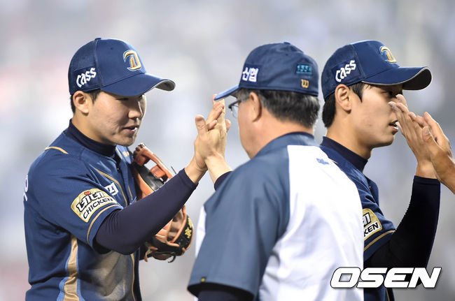 NC 감독 시절 박민우(왼쪽)와 하이파이브하는 김경문 감독 /spjj@osen.co.kr