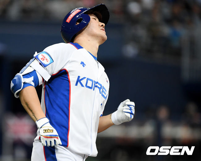 4회말 2사 1,2루 한국 박민우가 중견수 뜬공으로 물러난 뒤 아쉬워하고 있다. 