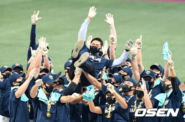 NC 선수들이 김종문 단장을 헹가래 하고 있다. /jpnews@osen.co.kr