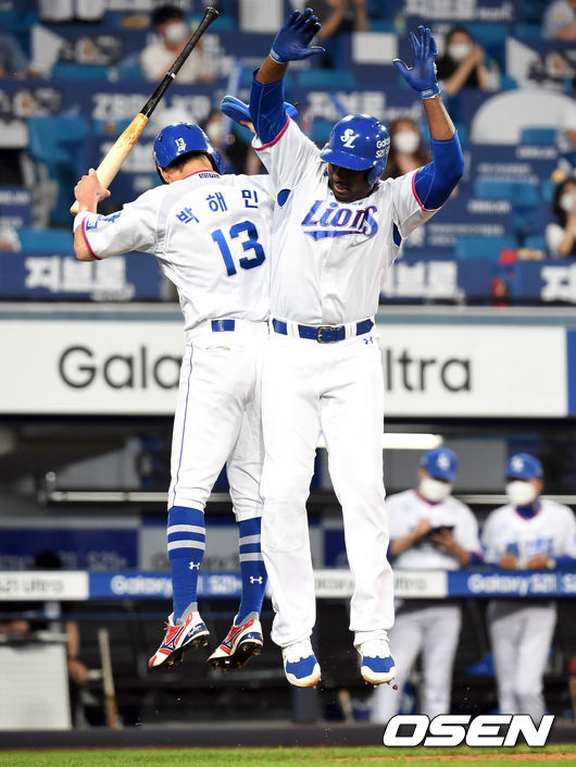 10일 오후 대구 삼성라이온즈파크에서 ‘2021 신한은행 SOL KBO리그’ 삼성 라이온즈와 KIA 타이거즈의 경기가 열렸다.7회말 2사 1루 삼성 피렐라가 우월 투런 홈런을 때려낸 뒤 박해민과 세리머니를 하고 있다. 2021.06.10 /cej@osen.co.kr