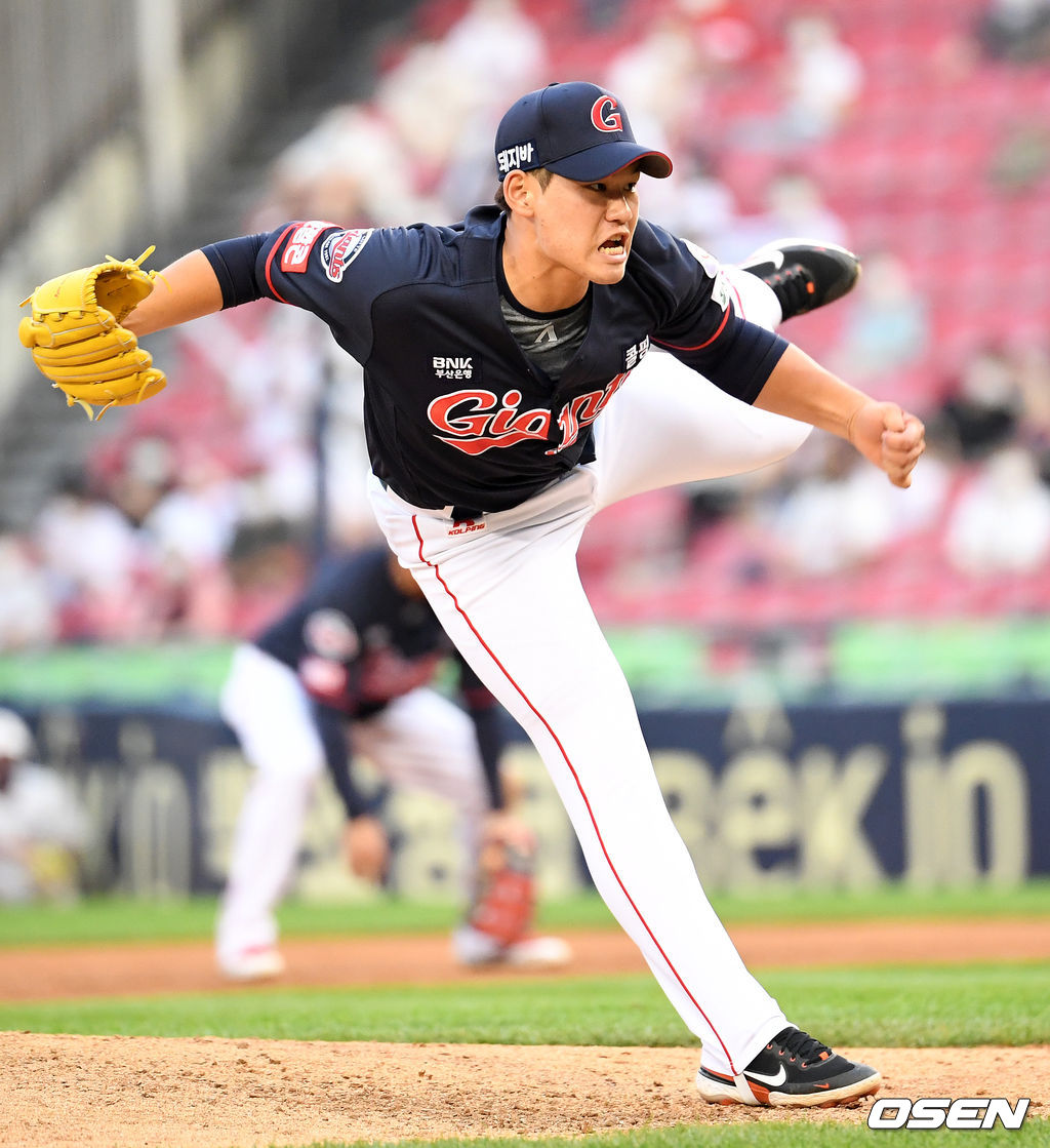 5회말 2사 2루에서 롯데 김진욱이 두산 조수행을 삼진 처리하고 있다. 2021.06.26 /jpnews@osen.co.kr