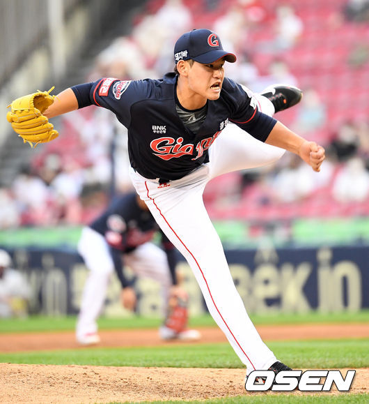 5회말 2사 2루에서 롯데 김진욱이 두산 조수행을 삼진 처리하고 있다. 2021.06.26 /jpnews@osen.co.kr