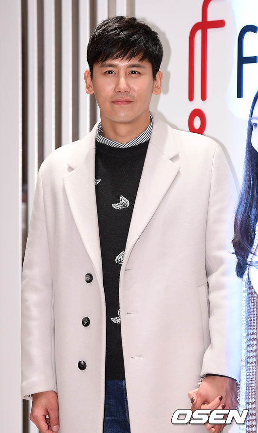 배우 우효광 부부가 21일 오후 서울 중구 신라호텔 영빈관에서 열린 한 유통 R&D 브랜드 론칭행사에 참석해 포토타임을 갖고 있다.  / youngrae@osen.co.kr