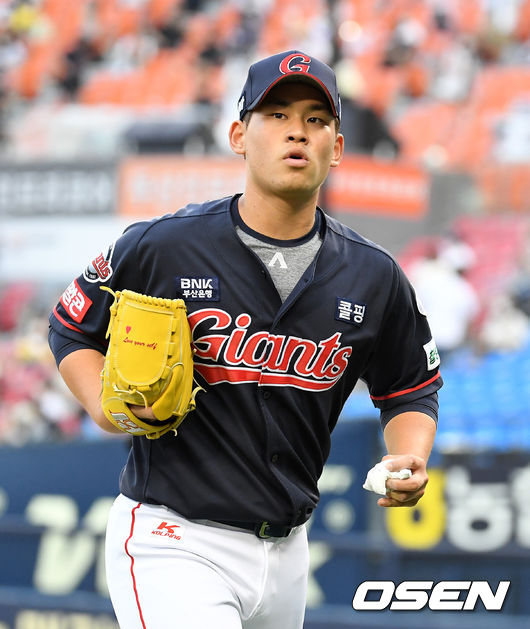 5회말 2사 2루에서 롯데 김진욱이 두산 조수행을 삼진 처리하고 더그아웃으로 향하고 있다. 2021.06.26 /jpnews@osen.co.kr