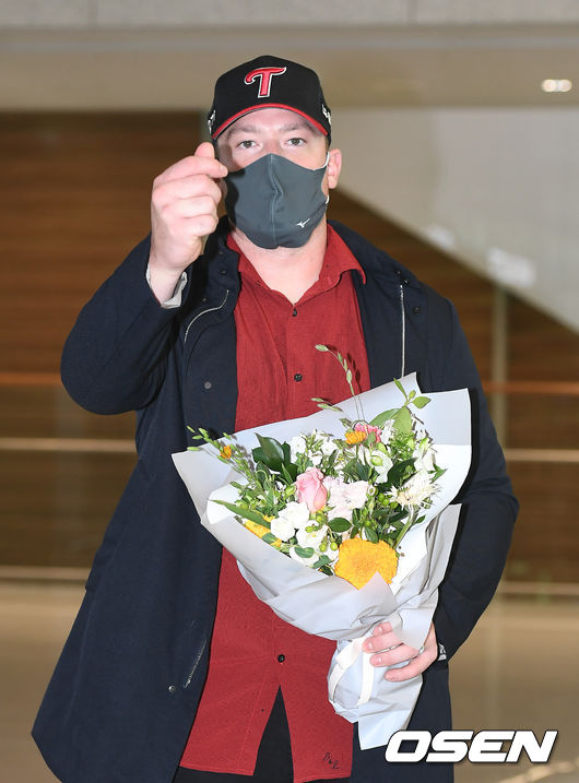 LG 새 외국인 타자 저스틴 보어가 15일 입국했다. 입국 후 손하트 포즈를 취하고 있다. 2021.07.15 /youngrae@osen.co.kr