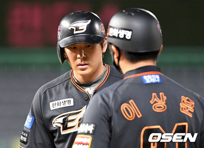 9회초 2사 만루에서 한화 정은원이 우전 3타점 적시타를 치고 이상훈 코치와 하이파이브를 하고 있다. 2021.07.09