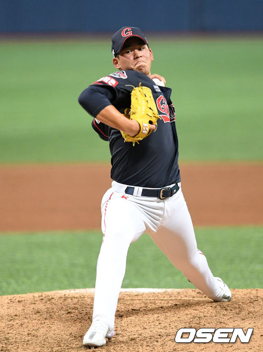 29일 오후 서울 고척스카이돔에서 ’2021 신한은행 SOL KBO 리그' 키움 히어로즈와 롯데 자이언츠의 경기가 열렸다.7회말 무사에서 롯데 김진욱이 역투하고 있다. 2021.06.29 /sunday@osen.co.kr