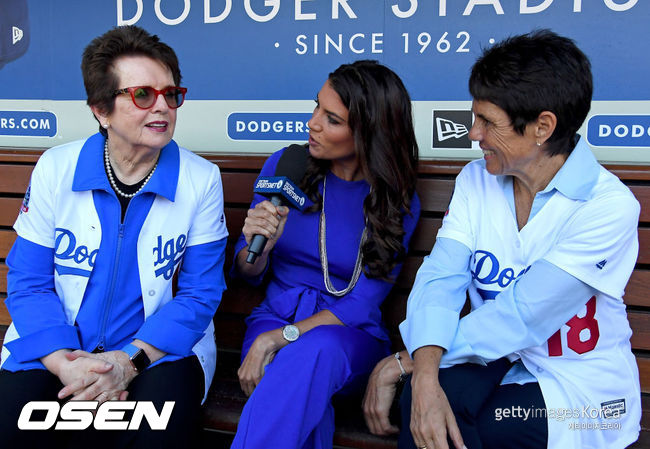 [사진] 지난 2018년 알라나 리조(가운데)가 당시 다저스의 공동구단주가 된 빌리 진 킹(왼쪽)과 인터뷰하고 있는 모습. ⓒGettyimages(무단전재 및 재배포 금지)