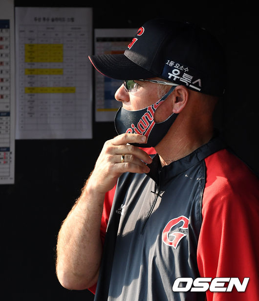 3회초 롯데 서튼 감독이 경기를 지켜보고 있다. 2021.06.26 /jpnews@osen.co.kr