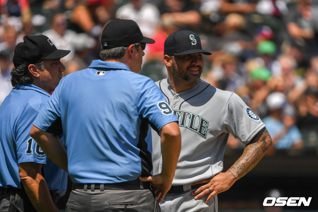 [사진] 지난달 28일 시카고 화이트삭스와의 경기에서 이물질이 적발되 퇴장 당하는 시애틀 매리너스의 헥터 산티아고(오른쪽).ⓒGettyimages(무단전재 및 재배포 금지)