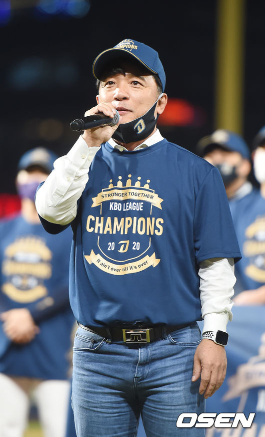 이로써 NC는 시즌 81승 53패 5무의 성적을 찍으며 남아있던 정규리그 우승의 매직넘버 1을 지웠다. 지난 2011년 창단 이후 9년 만에 창단 첫 정규리그 우승을 달성했다.NC다이노스 김택진 구단주가 인사말을 하고 있다. /youngrae@osen.co.kr