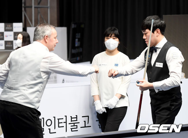 16일 오후 강원도 원주에서 '호텔 인터불고 원주 월드 3쿠션 그랑프리 2021(인터불고 WGP)' 개인전 8강이 진행됐다.2-1 승리를 거둔 김준태가 야스퍼스와 인사를 나누고 있다. 20210.07.16/youngrae@osen.co.kr