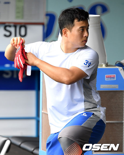 삼성 김헌곤이 더그아웃에서 타격 자세를 취하고 있다. /dreamer@osen.co.kr 