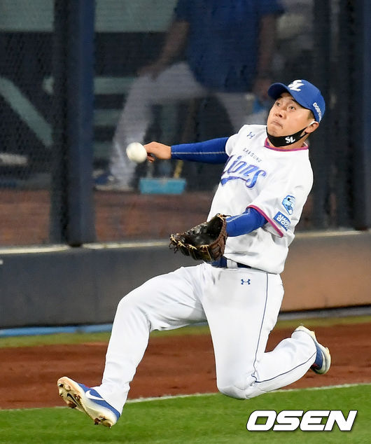 삼성이 SK를 꺾고 2연승을 달렸다. 삼성은 26일 대구 SK전에서 8-2로 이겼다. 지난 25일 잠실 두산전 이후 2연승. 삼성 선발 데이비드 뷰캐넌은 퀄리티스타트 플러스 달성에도 승수를 추가하지 못했다. 김호재는 프로 데뷔 후 처음으로 손맛을 봤다. 9회말 1사 삼성 좌익수 김헌곤이 SK 박성한의 타구를 잡아내고 있다./ksl0919@osen.co.kr