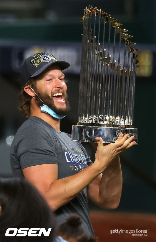 [사진] 지난해 10월 28일 월드시리즈 우승 트로피를 들고 좋아하는 LA 다저스의 클레이튼 커쇼.ⓒGettyimages(무단전재 및 재배포 금지)