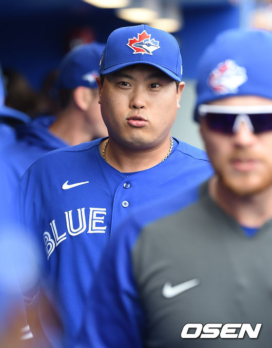 1회초 이닝종료 후 류현진이 미소 짓고 있다. /soul1014@osen.co.kr