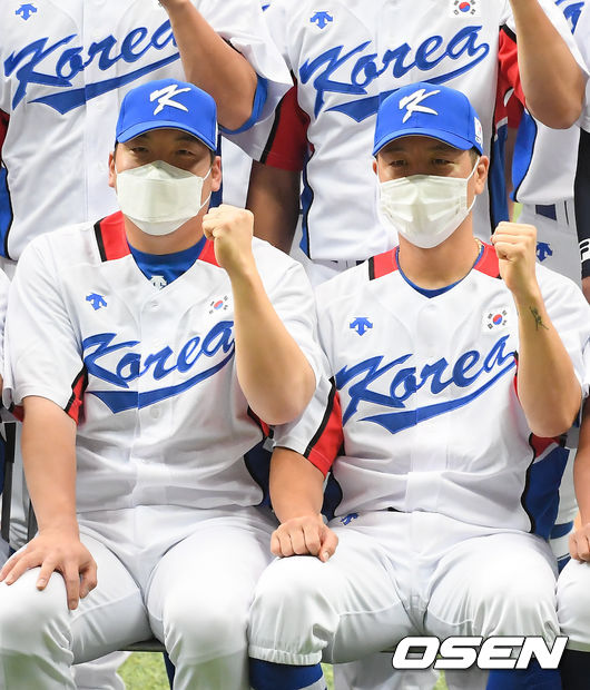이날 훈련에 앞서 야구대표팀 김현수와 강민호가 포즈를 취하고 있다.  21.07.17 / soul1014@osen.co.kr